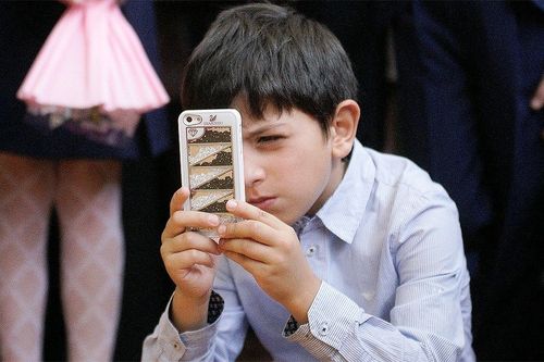 Гар утас хүүхдүүдийн хараа болон сонсголын чадварын хөгжлийг сааруулдаг 