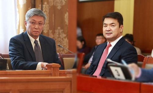 С.Баяр, Ч.Сайханбилэг, С.Баярцогт нарт хэргийн материалыг танилцуулж байна