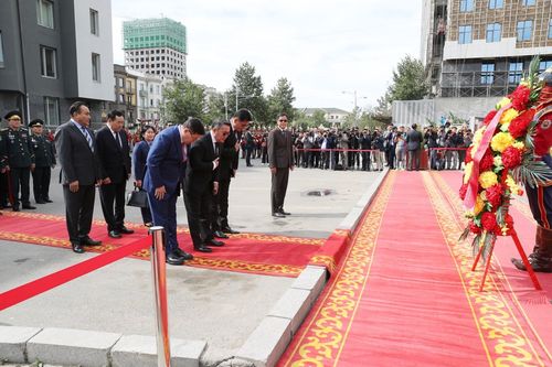 Хэлмэгдэгчдийн гэгээн дурсгалд цэцэг өргөн хүндэтгэл үзүүллээ