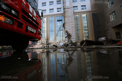 Тагтнаас унах гэж байсан хүүхдийг аварчээ