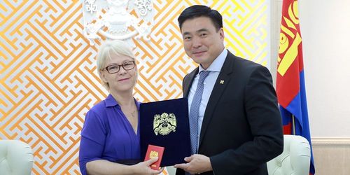 НҮБ-ын суурин төлөөлөгчийг Улаанбаатар хотын “Хүндэт тэмдэг”-ээр шагналаа