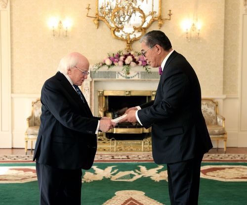 Элчин Сайд Н.Тулга Итгэмжлэх Жуух бичгээ барив