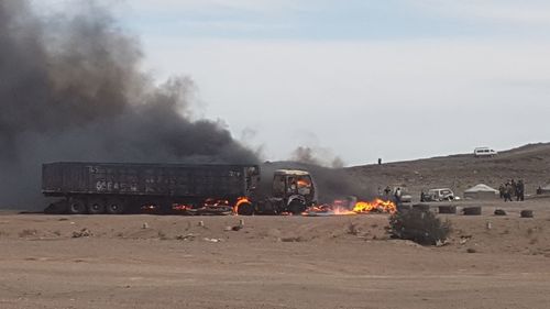 Цагаан хаданд хоёр айлын гэр, хоёр автомашин шатжээ