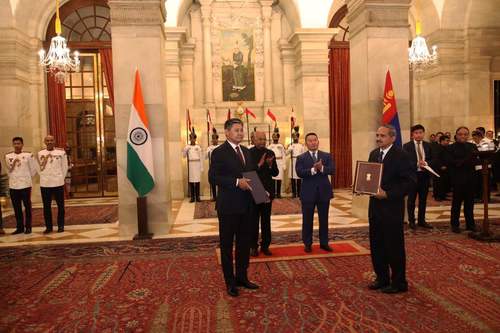 Айлчлалын хүрээнд гарын үсэг зурсан ДӨРВӨН баримт бичиг