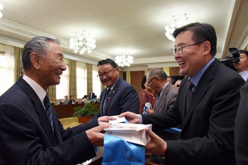 УИХ-ын дарга Г.Занданшатар ахмадууддаа хүндэтгэл үзүүлэв