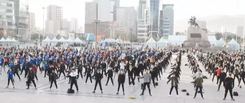 3000 залуус өглөөний дасгал хийлээ