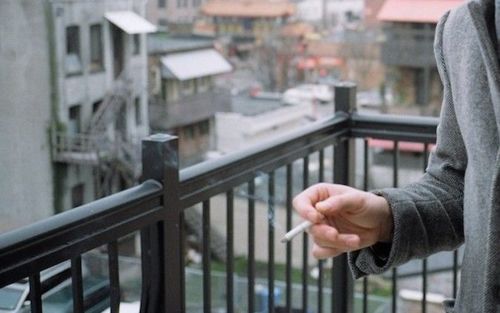 Тагтан дээр тамхи татахыг хориглоно