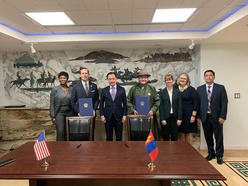 АНУ-аас Үлэг гүрвэлийн олдворуудаа хүлээн авахаар боллоо