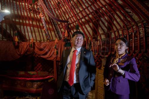 Казахстаны дуурь бүжгийн театр, үндэсний музейтэй танилцав