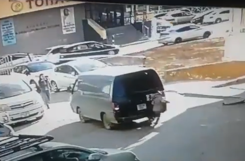 ВИДЕО: Тоглож байсан охиныг харалгүй мөргөж хүнд гэмтээжээ