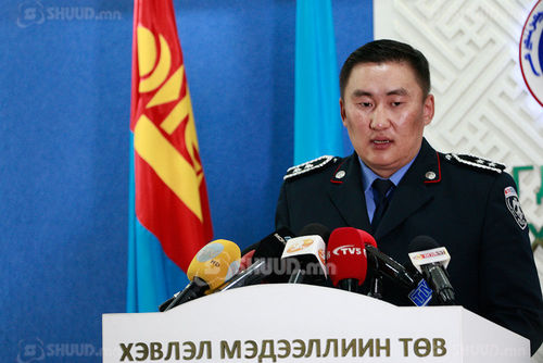 Олон нийтийн газар бие зассан цагдааг ажлаас нь халжээ