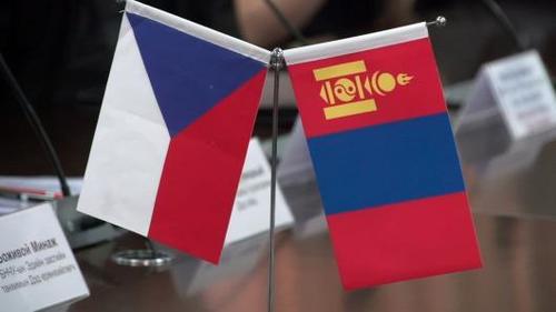 Чех улс II амаржих газарт тусгай шарлагын аппарат хүлээлгэн өгнө