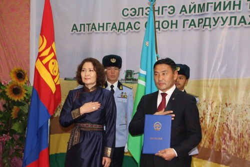 Сэлэнгэ аймгийн Түшиг сумыг Алтан гадас одонгоор шагналаа