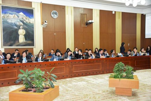 Ажлын байрны бэлгийн дарамтыг удирдах албан тушаалтнууд үйлддэг