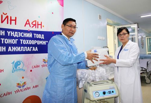 Төрийн банкны ажилтнууд ЭХЭМҮТ-д нэн шаардлагатай аппарат бэлэглэлээ