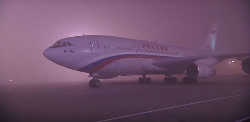 Путины онгоцыг манантай үед буулгасан нисгэгчдийг амттанаар шагнажээ