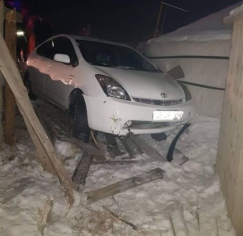 Согтуу жолооч айлын гэр мөргөж хоёр хүүхэд гэмтэж, хоёр хүн нас барав