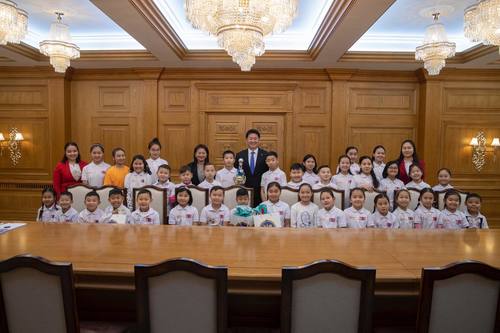Ерөнхий сайд олон улсын цээж тооллын тэмцээнд амжилт гаргасан хүүхдүүдэд баяр хүргэв