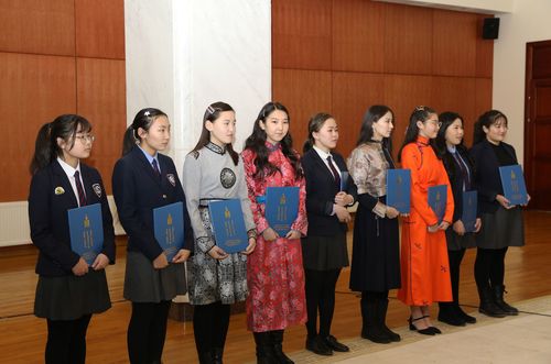 “Монголын түүх-Монгол бахархал” эсээ бичлэгийн уралдаанд тэргүүлсэн сурагчдад шагнал гардууллаа