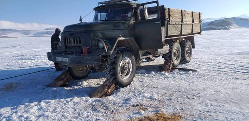 Аврагчид дөрвөн өдрийн турш ажиллаж нууранд цөмөрсөн автомашиныг гаргалаа