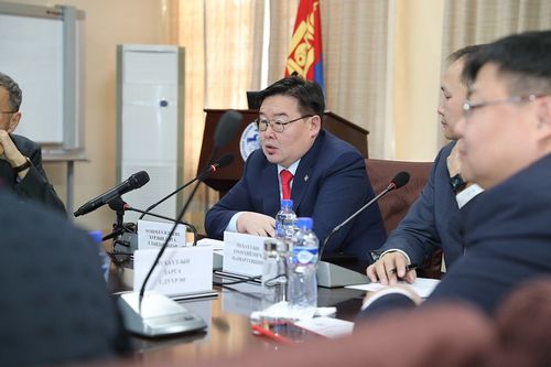 Бизнес эрхлэгчидтэй уулзаж, эдийн засгийг эрчимтэй өсгөх талаар санал солилцлоо