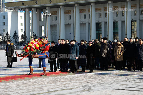 Д.Сүхбаатарын хөшөөнд цэцэг өргөв