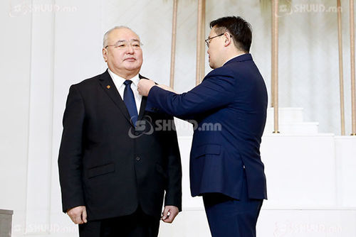 Б.Чимидийн нэрэмжит шагналыг академич, гавьяат хуульч Ж.Амарсанаа хүртлээ