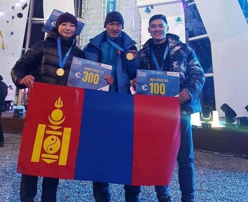 Мөсөнд авиралтаар Ази тивийн аварга болов