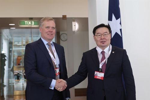 Австралийн сенатч Монгол Улсыг “өргөсөн дундах цэцэг”-тэй зүйрлэв