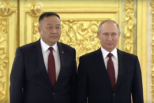 Элчин сайд Д.Даваа итгэмжлэх жуух бичгээ барив