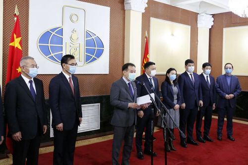 Хандив гардуулах ёслолын ажиллагаа болов