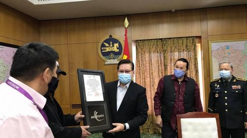 “Хурд” хамтлагийнхан тоглолтын үеэр иргэдээс ирүүлсэн 284 сая төгрөгийг хүлээлгэн өгөв