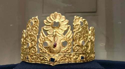 Хосгүй үнэт үзмэр: Билгэ хааны алтан титэм