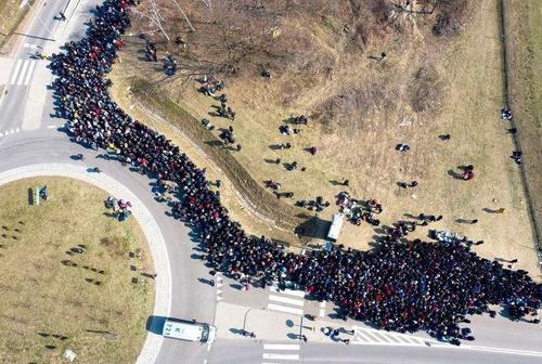 COVID-19: Украины хил дээр олон мянган хүн урт дараалал үүсгэжээ