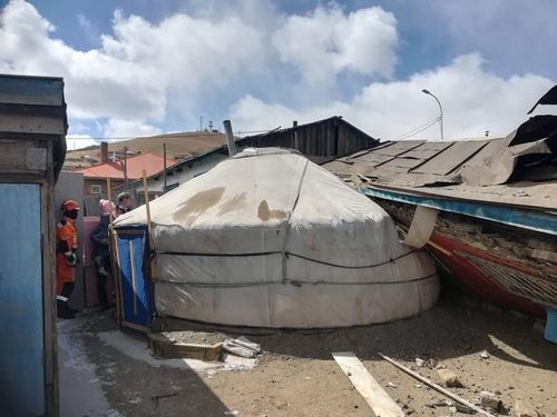 ФОТО: Том оврын автомашин айлын байшин мөргөсөн ноцтой осол гарчээ