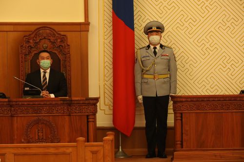 Ерөнхийлөгч УОК-т хамгаалалтын хувцас хандивлана