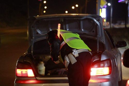 Жолоочийг мэсээр гэмтээж, автомашиныг нь дээрэмдэж зугтсан этгээдүүдийг илрүүлэв