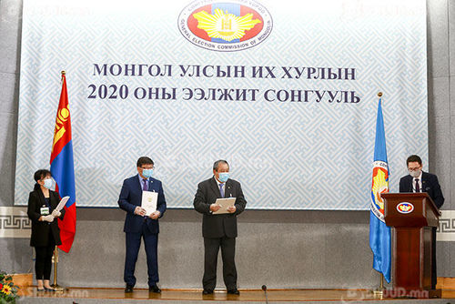 ВИДЕО: Нам, эвслүүд сонгуульд оролцох батламжаа гардаж байна