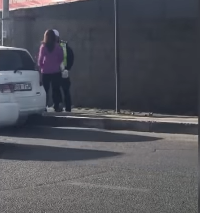 ВИДЕО: Бухимдалтай явсан учраас цагдааг алгадсан