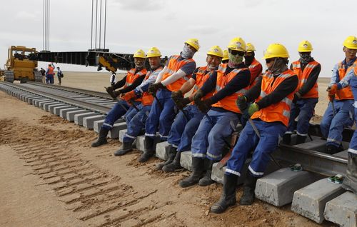 Төмөр замын бүтээн байгуулалтад оролцож байгаа цэргүүд сарын хоёр сая төгрөгийн цалинтай