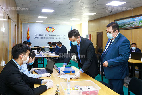 ФОТО: Нэр дэвшигчдийн нэрсийг бүртгүүллээ