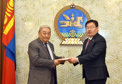 УИХ-ын дарга Г.Занданшатар шагнал гардуулав