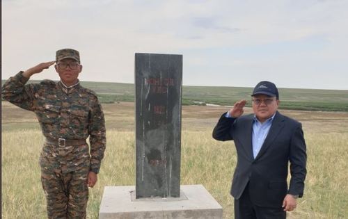 Экс Ерөнхийлөгч Ц.Элбэгдорж хилчин хүүгээ эргэжээ