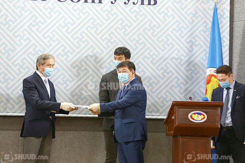 Сонгууль-2020: Нам, эвслийн нэр дэвшигчид үнэмлэхээ гардаж байна