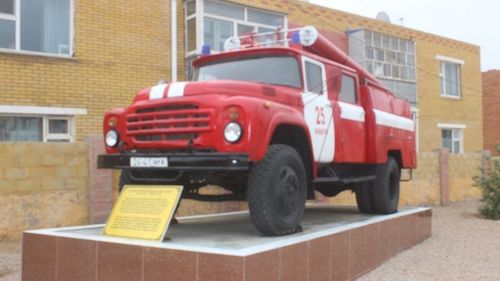 Албандаа 27 жил “зүтгэсэн” гал унтраах автомашин хөшөө болон сүндэрлэлээ