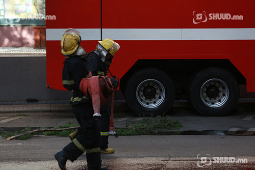 Хоёр настай хүүхэд тагтны төмөр хашлагад хавчуулагджээ