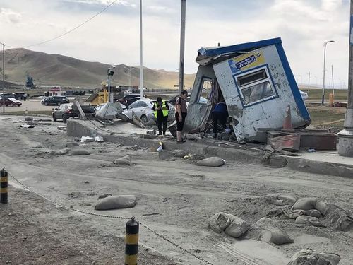 Өлзийтийн постыг мөргөсөн ослын улмаас хоёр хүн гэмтжээ