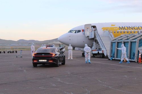 Казахстанаас ирсэн нэг иргэн дур зоргоороо авирлаж, алба хаагчдад саад учруулав