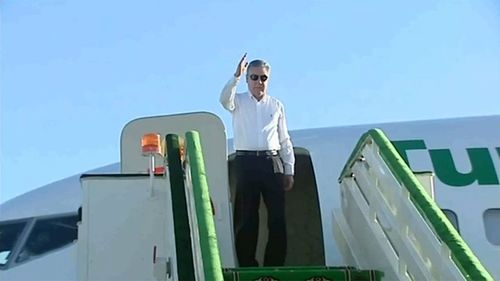Туркмен: Төрийн албан хаагчид Ерөнхийлөгчөө угтахаар 8 цаг зам дээр хүлээжээ