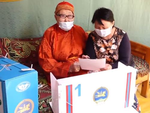 ШУУД: Зөөврийн саналын хайрцгаар санал авч эхэллээ